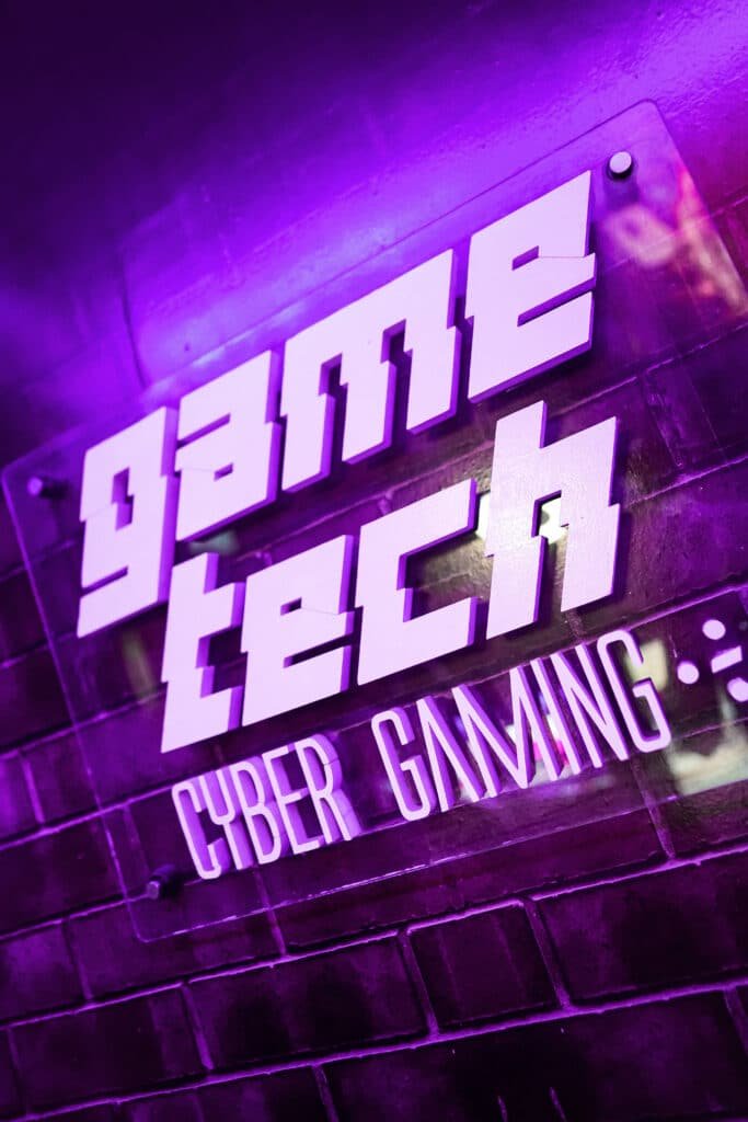 Cartel GameTech en neón