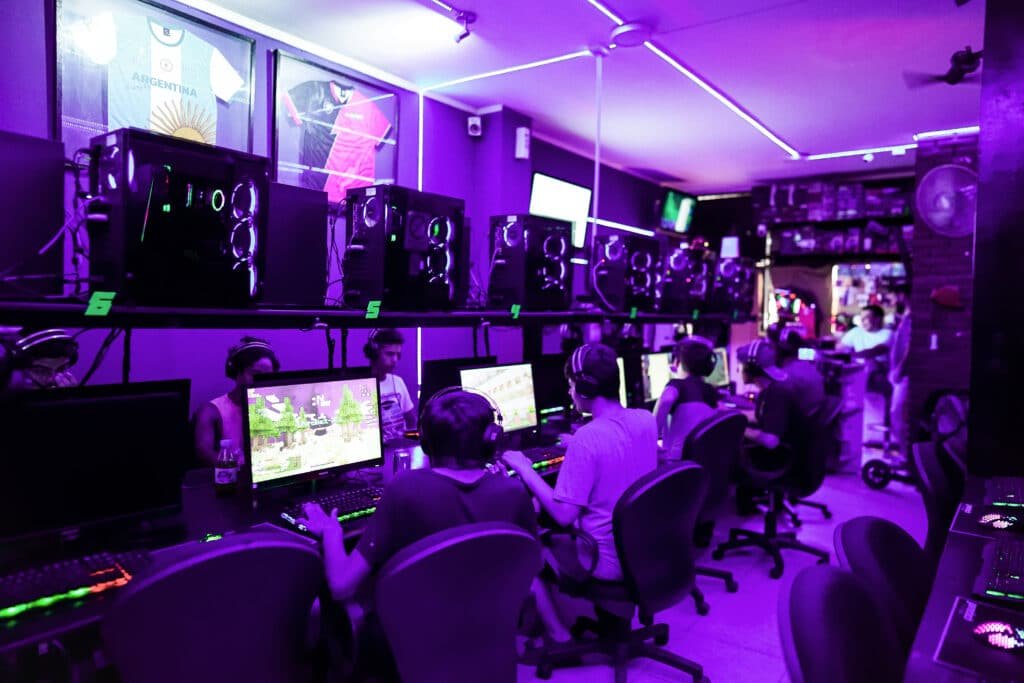 Sala del cyber GameTech con luces violetas